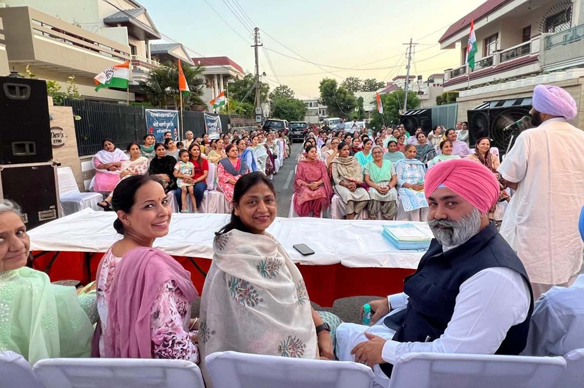 A gathering of women's power was held in favor of Congress candidate Vijayinder Singla at Deputy Mayor Kuljit Singh Bedi's house.